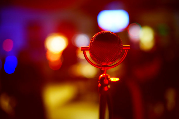 舞台上的麦克风，模糊的彩色背景图片下载