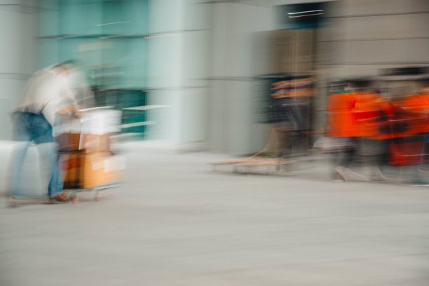 人们用手推车送货图片下载