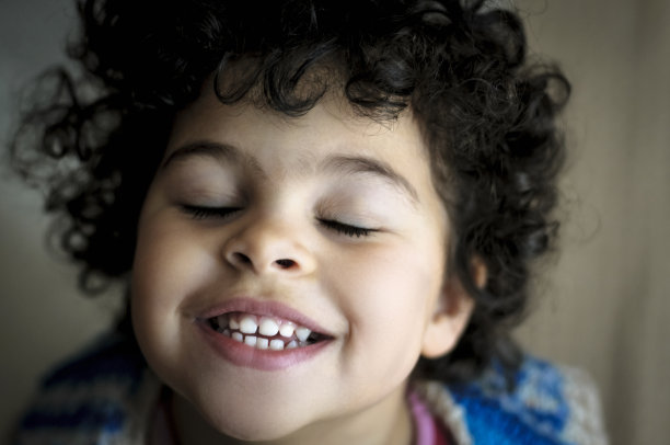 儿童特写(3-4)仰视图片下载