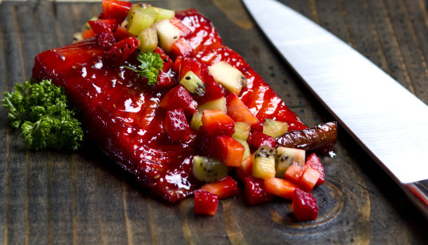 红色的萨蒙上了水果。图片下载