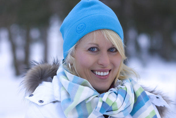 冬天里微笑的女人图片下载