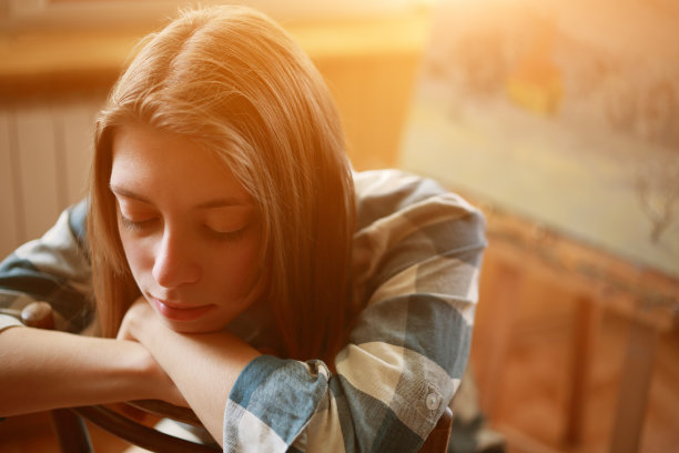 年轻女子在窗边画风景画图片下载
