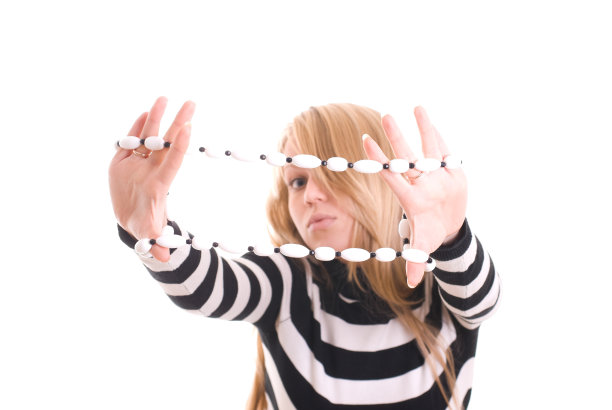 穿着条纹裙的女士图片下载