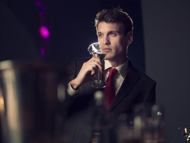 一个夜店里的年轻人图片下载