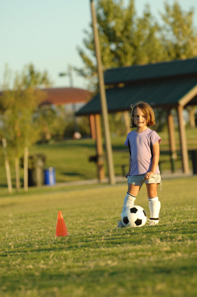女孩与足球摆姿势图片下载
