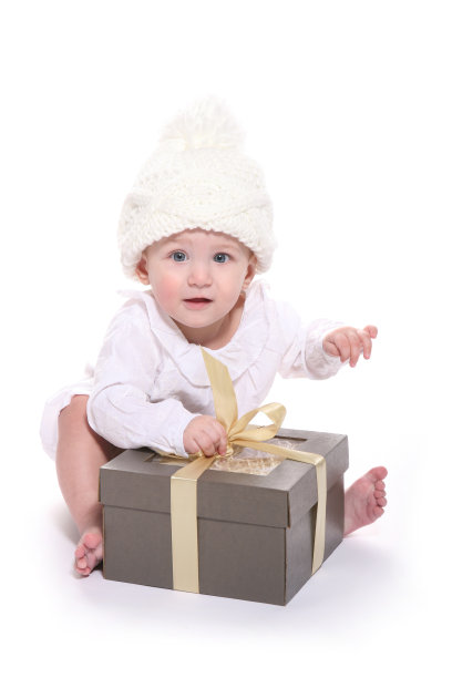 小女孩拿着礼物笑图片下载