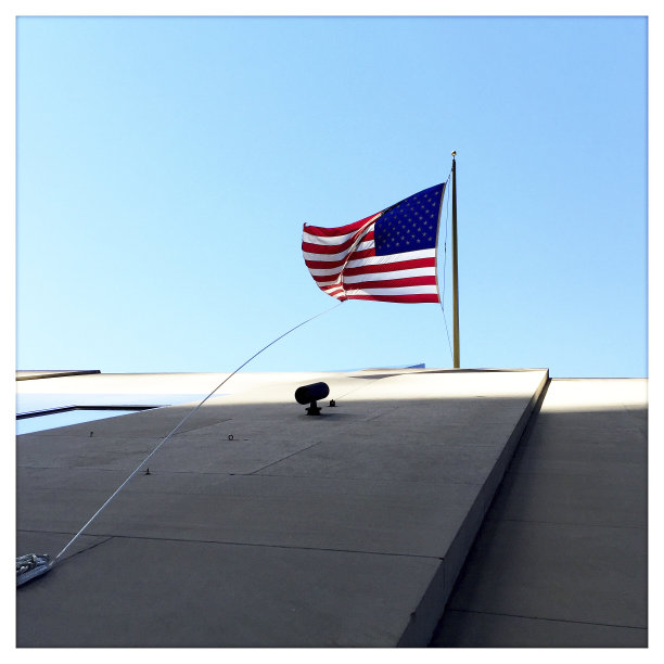 在纽约市摩天大楼上飘扬的美国国旗图片下载