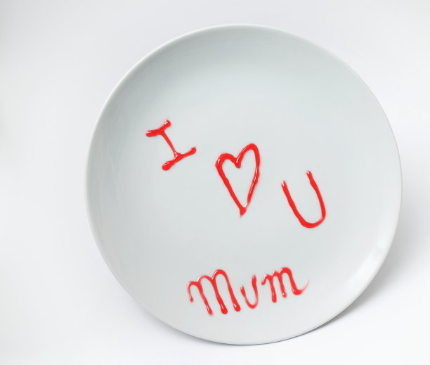 盘子上写着:爱你，妈妈图片下载