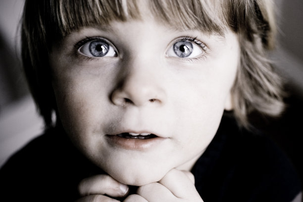 可爱的孩子脸特写图片下载