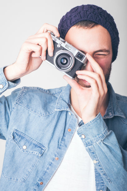 时髦的年轻摄影师图片下载
