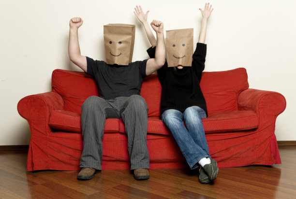 红色沙发上的笑脸图片下载