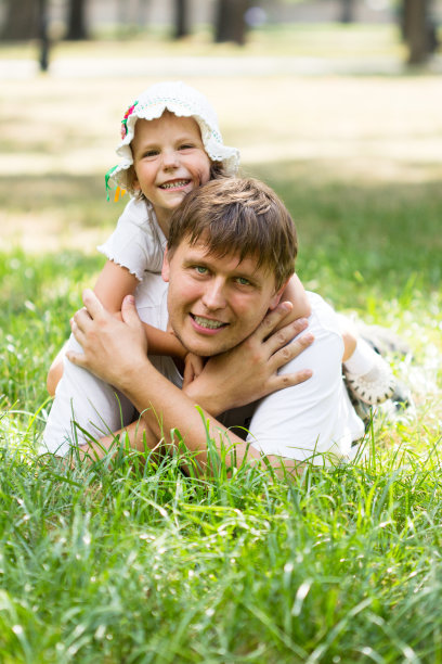 可爱的小女孩躺在草地上图片下载