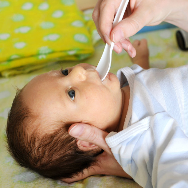 母亲正在喂她的婴儿图片下载