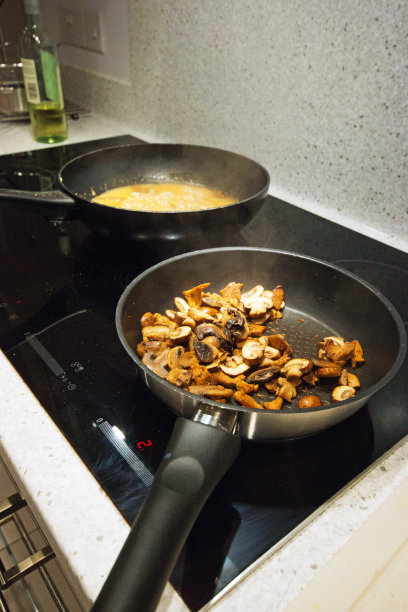 烹饪蘑菇意大利调味饭图片下载