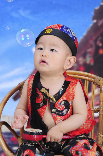 可爱的宝宝拿着拨浪鼓，看泡泡图片下载