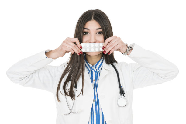 年轻迷人的女医生如何持有药片药片在嘴上图片下载