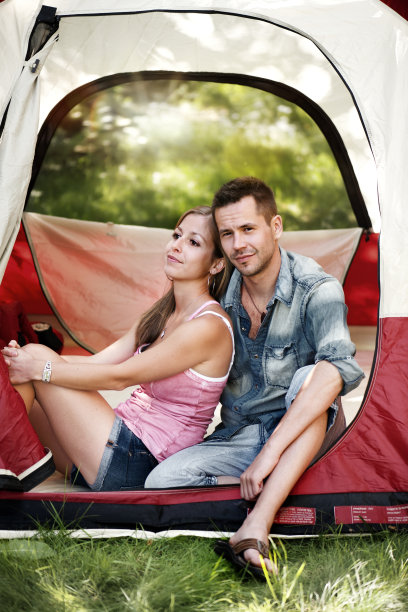 帐篷里的夫妇图片下载