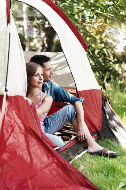 年轻夫妇在帐篷里图片下载