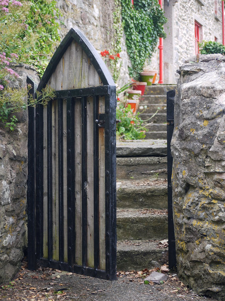 打开通往石阶的大门图片下载