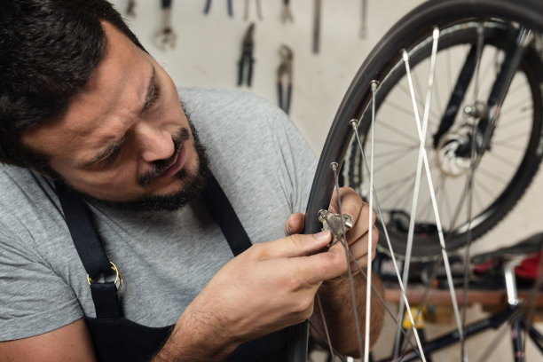 自行车修理工在他的车间工作图片下载