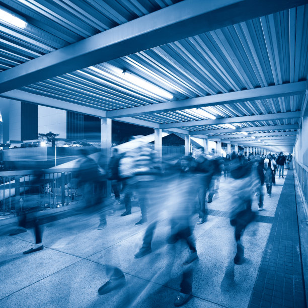 行人在人行桥上行走图片下载