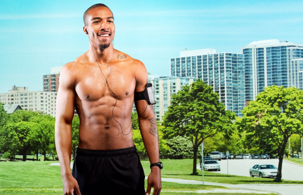肌肉男站在公园里图片下载