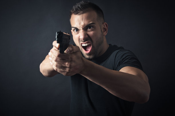 男人指着枪图片下载