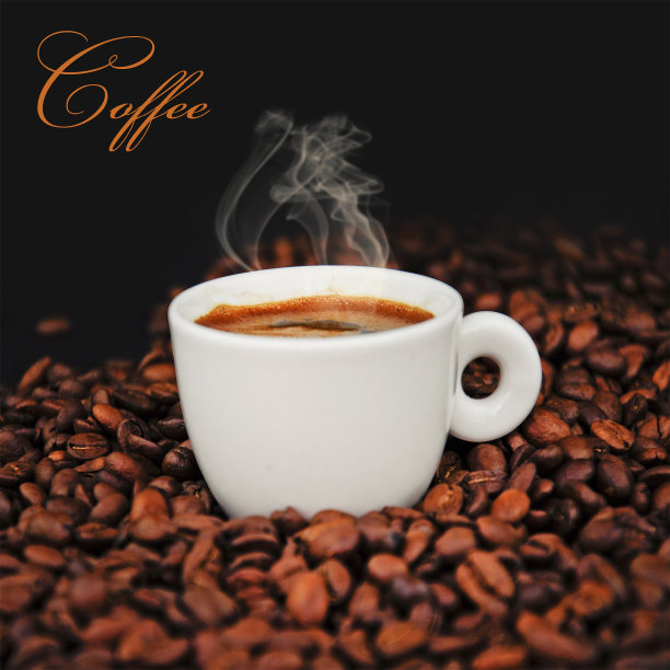 咖啡杯和豆子。图片下载