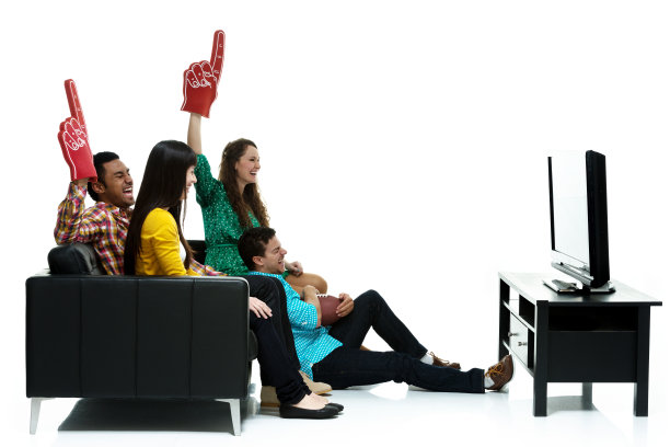 四个朋友一边看电视一边欢呼图片下载