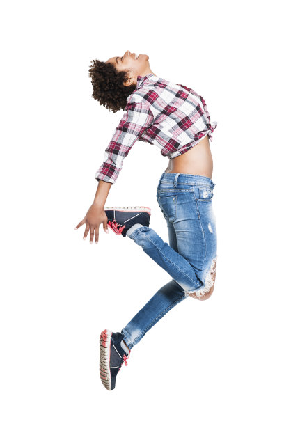 美丽年轻的非洲女子跳跃图片下载