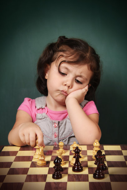 小女孩下国际象棋图片下载