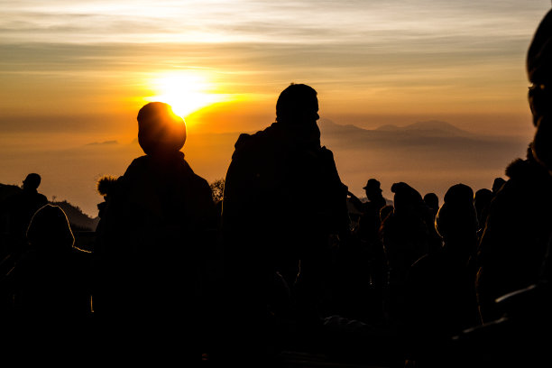 游客在Bromo火山日出图片下载