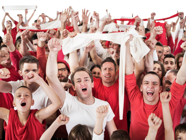 一群欢呼雀跃的球迷。孤立在白色的。图片下载