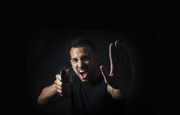 一个人拿着枪说停下图片下载