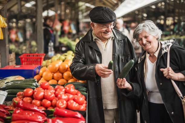 微笑的老年夫妇在农贸市场一起买菜。图片下载