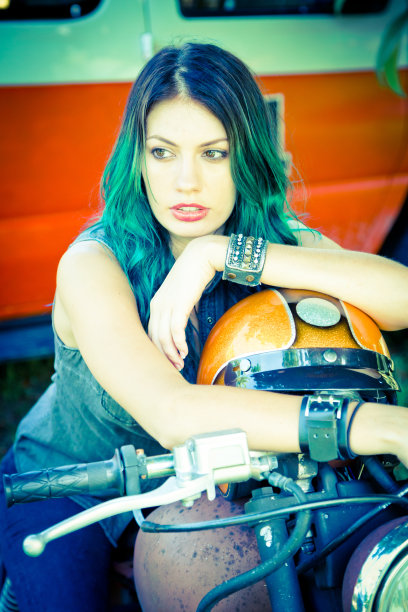 骑摩托车的时髦年轻女人图片下载