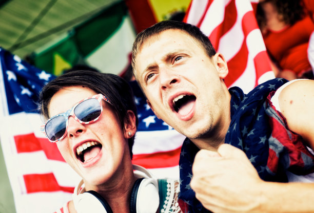 体育迷为比赛欢呼图片下载