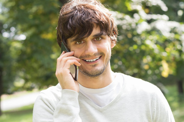 年轻人在移动图片下载