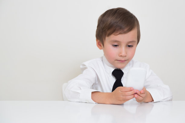 桌子上的小男孩图片下载