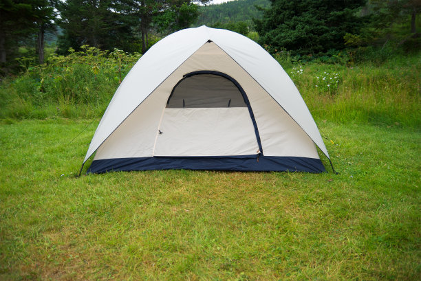 夏令营期间在森林里的帐篷图片下载