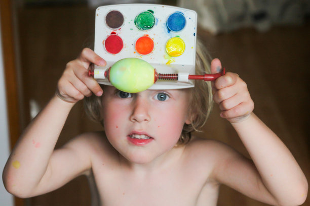 男孩画复活节彩蛋图片下载