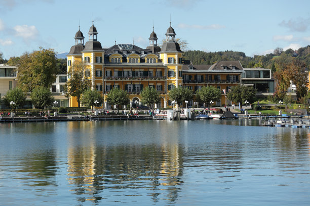 著名的城堡Wörthersee湖，费尔登，奥地利，卡林西亚图片下载