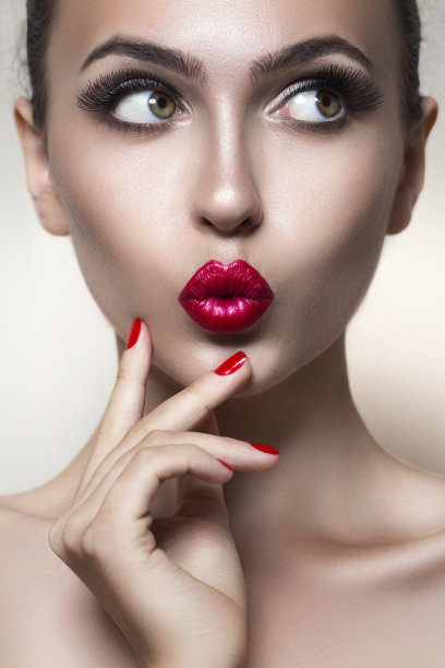 年轻漂亮的女人图片下载