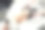 一位年轻女子在美容院洗头图片下载