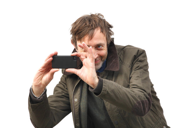 成年男子用智能手机拍照图片下载