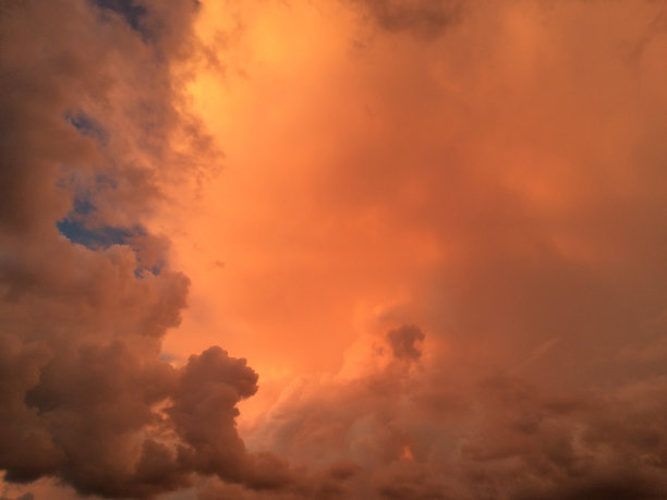 橙色的天空和引人注目的云彩图片下载