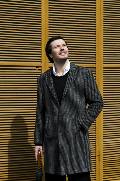 这个年轻人……图片下载