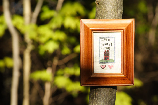 家甜森林十字绣在木框架上的树图片下载