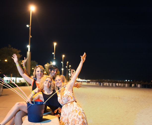 女孩们在马略卡岛享受时光图片下载