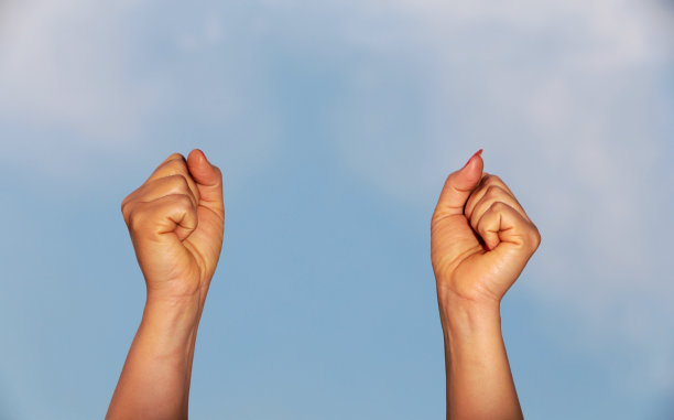 女人的手在空中图片下载